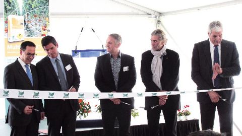 De gauche à droite : Barneo Hassid, consul général d'Israël, Nadav Shachar, président du groupe Haifa, Patrick Vignal, député de l'Hérault, Jean Charpentier, maire de Lunel-Viel, Jacques Gravegeal, vice-président de la communauté de communes du Pays de Lunel et président de la chambre d'agriculture, et André Lefebvre, directeur d'Haifa France (absent sur la photo), ont inauguré l'usine de Lunel-Viel.