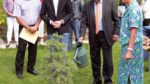 Jacques Ranchon et son épouse, Dominique Croix, dirigeants des pépinières Paul-Croix, encadrent Stéphane Heyraud, maire de Bourg-Argental (deuxième en partant de la gauche), et Bernard Bonne, président du conseil général de la Loire, lors de la plantation du nouveau cèdre du Liban.