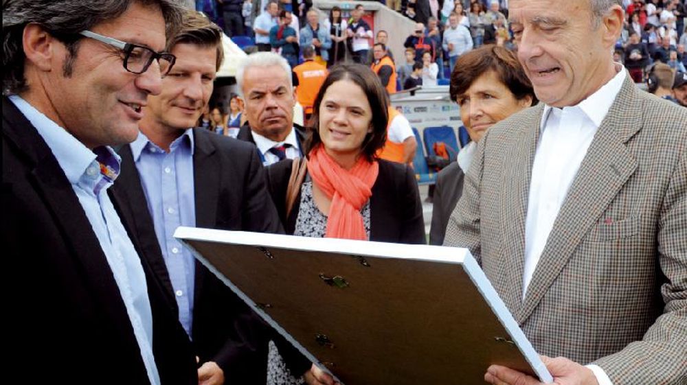 Le 11 octobre dernier, dans le stade Chaban-Delmas, Christophe Gestain, directeur de l'Institut Paysage et Environnement (à gauche), a remis à Alain Juppé, maire de Bordeaux, le label Pelouse sportive écologique. Le 11 octobre dernier, dans le stade Chaban-Delmas, Christophe Gestain, directeur de l'Institut Paysage et Environnement (à gauche), a remis à Alain Juppé, maire de Bordeaux, le label Pelouse sportive écologique.