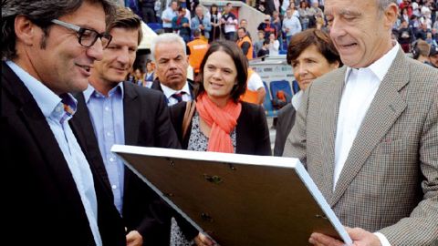 Le 11 octobre dernier, dans le stade Chaban-Delmas, Christophe Gestain, directeur de l'Institut Paysage et Environnement (à gauche), a remis à Alain Juppé, maire de Bordeaux, le label Pelouse sportive écologique.