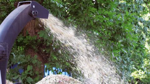 L'association Artféal incite lesgestionnaires à broyer les déchets verts et à utiliser le broyat localement, sous forme de bois raméal fragmenté.