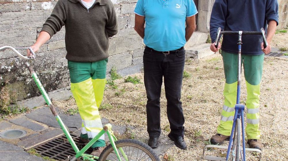 Pour le maire de Laniscat, Joël Chevalier (au centre), « il faut être sensible à l'environnement et motivé » pour passer au zéro phyto. Pour Nicolas Delacotte, à la tête du service technique (à droite), « le zéro phyto demande un peu plus de travail, mais c'est pour la bonne cause ! » À gauche, son collègue Arnaud Le Denmat. Pour le maire de Laniscat, Joël Chevalier (au centre), « il faut être sensible à l'environnement et motivé » pour passer au zéro phyto. Pour Nicolas Delacotte, à la tête du service technique (à droite), « le zéro phyto demande un peu plus de travail, mais c'est pour la bonne cause ! » À gauche, son collègue Arnaud Le Denmat.
