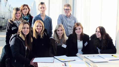 Les élèves de deuxième année bac pro « commerce ARCU (Accueil relation clients et usagers) » de la MFR La Vernée, dans l'Ain, ont travaillé en amont du Salon du chrysanthème.