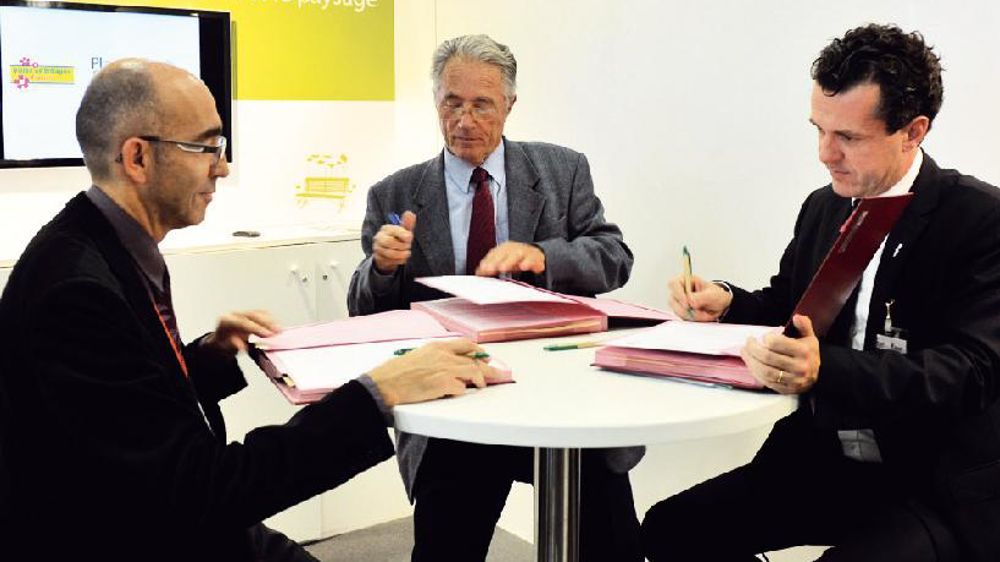 À l'occasion du Salon des maires, Jean-Pierre Gueneau, président d'Hortis (à gauche), Paul Roncière, président du CNVVF (au centre), et Christophe Béchu, président de Plante & Cité et maire d'Angers, signent l'accord de partenariat qui développera la mise en commun d'informations et d'expertises.PHOTO : NATHALIE ROUS À l'occasion du Salon des maires, Jean-Pierre Gueneau, président d'Hortis (à gauche), Paul Roncière, président du CNVVF (au centre), et Christophe Béchu, président de Plante & Cité et maire d'Angers, signent l'accord de partenariat qui développera la mise en commun d'informations et d'expertises.PHOTO : NATHALIE ROUS