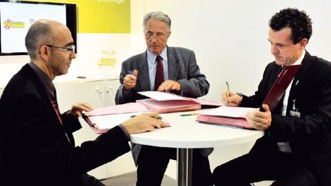 À l'occasion du Salon des maires, Jean-Pierre Gueneau, président d'Hortis (à gauche), Paul Roncière, président du CNVVF (au centre), et Christophe Béchu, président de Plante & Cité et maire d'Angers, signent l'accord de partenariat qui développera la mise en commun d'informations et d'expertises.PHOTO : NATHALIE ROUS