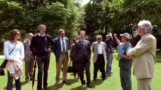 L'après-midi a débuté par la visite du jardin du Luxembourg. L'après-midi a débuté par la visite du jardin du Luxembourg.