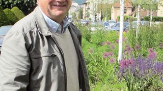 Maurice Canaux, directeur du service des espaces verts d'Aix-les-Bains : « Nous avons voulu concevoir nos massifs comme des jardins. Même certains terre-pleins centraux disposent d'une allée au milieu, qui permet d'y pénétrer. »PHOTO : PASCAL FAYOLLE