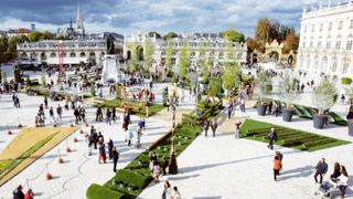 Un jardin en hommage à l'architecte Jean Prouvé a été installé sur la place Stanislas, à Nancy.