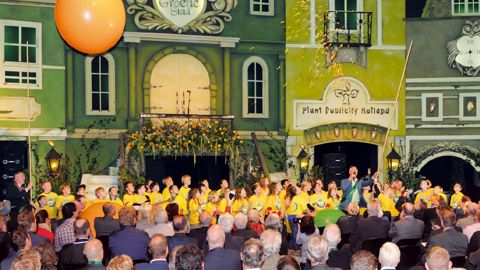 Les enfants d'une école locale ont participé à l'inauguration du salon dont le thème était « La ville verte, aussi pour nos enfants ! »