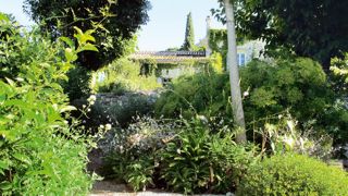 À Saint-Victor-des-Oules (30), la réalisation de Christophe Loly fait partie des trente et un ouvrages récompensés par une Victoire du paysage en 2014, dans la catégorie « Particuliers, jardin ou terrasse de moins de 500 m2 ».