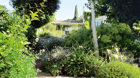 À Saint-Victor-des-Oules (30), la réalisation de Christophe Loly fait partie des trente et un ouvrages récompensés par une Victoire du paysage en 2014, dans la catégorie « Particuliers, jardin ou terrasse de moins de 500 m2 ».