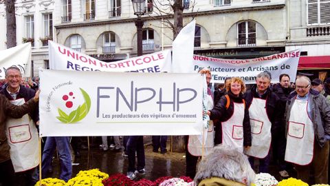 Venue avec un parterre de chrysanthèmes, la FNPHP a été remarquée, le 5 novembre, lors de la mobilisation parisienne.PHOTO : FNPHP
