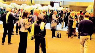 Écharpe verte autour du cou, élus et salariés de Val'Hor se sont donné rendez-vous à la sortie du Salon des maires pour remettre à ces derniers un jeune plant de Feijoa.