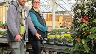 Constatant un déficit croissant d'information, Jean et Sonia Dubois ont vite pris conscience de la nécessité d'expliquer leur métier d'horticulteurs.PHOTO : VALÉRIE VIDRIL