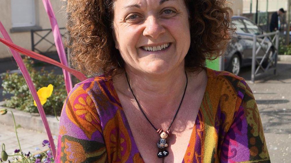 « Notre métier, c'est de créer du beau dans la vie ; le végétal est un facteur de pacification. Nous constatons très peu de vols ou de vandalisme dans nos espaces », affirme avec satisfaction Sylvie Sagne, directrice du service Nature et cadre de vie aux Mureaux. « Notre métier, c'est de créer du beau dans la vie ; le végétal est un facteur de pacification. Nous constatons très peu de vols ou de vandalisme dans nos espaces », affirme avec satisfaction Sylvie Sagne, directrice du service Nature et cadre de vie aux Mureaux.