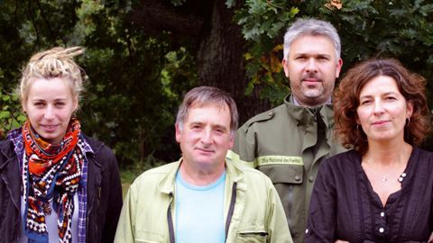 De gauche à droite : Julie Descamps, stagiaire en formation « gestion de l'arbre d'ornement » au Centre de promotion sociale agricole de Combourg, en Ille-et-Vilaine, qui a travaillé sur le projet, Pierrick Macé, le jardinier du lycée hôtelier de Dinard, Nicolas Vermander, expert conseil de l'ONF, et Anne-Laure Legaillard, gestionnaire et comptable du lycée hôtelier.