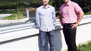 Jean-Marie Loaec (à gauche), ingénieur d'études au centre d'ingénierie hydraulique d'EDF, et Yves Crosaz, du bureau d'études et de recherches Géophyte, ont mené le chantier d'aménagement de génie végétal de La Bâthie. Objectif : végétaliser les abords d'un bassin d'amortissement d'une centrale hydraulique.