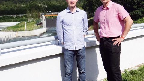 Jean-Marie Loaec (à gauche), ingénieur d'études au centre d'ingénierie hydraulique d'EDF, et Yves Crosaz, du bureau d'études et de recherches Géophyte, ont mené le chantier d'aménagement de génie végétal de La Bâthie. Objectif : végétaliser les abords d'un bassin d'amortissement d'une centrale hydraulique.