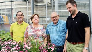De gauche à droite : Pierre-Jean Carpentiero, directeur du pôle « cadre de vie », Denise Notton, élue municipale en charge du développement durable, Philippe Vachet, responsable du service « production et décoration », Fabien Fontanilles, responsable du service « nettoiement et propreté ».
