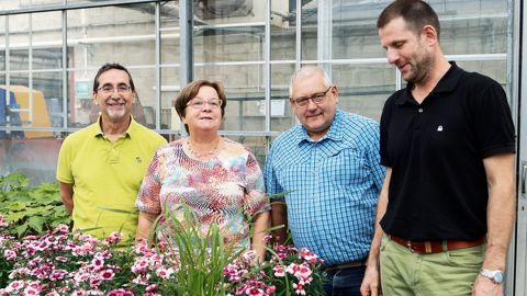 De gauche à droite : Pierre-Jean Carpentiero, directeur du pôle « cadre de vie », Denise Notton, élue municipale en charge du développement durable, Philippe Vachet, responsable du service « production et décoration », Fabien Fontanilles, responsable du service « nettoiement et propreté ».