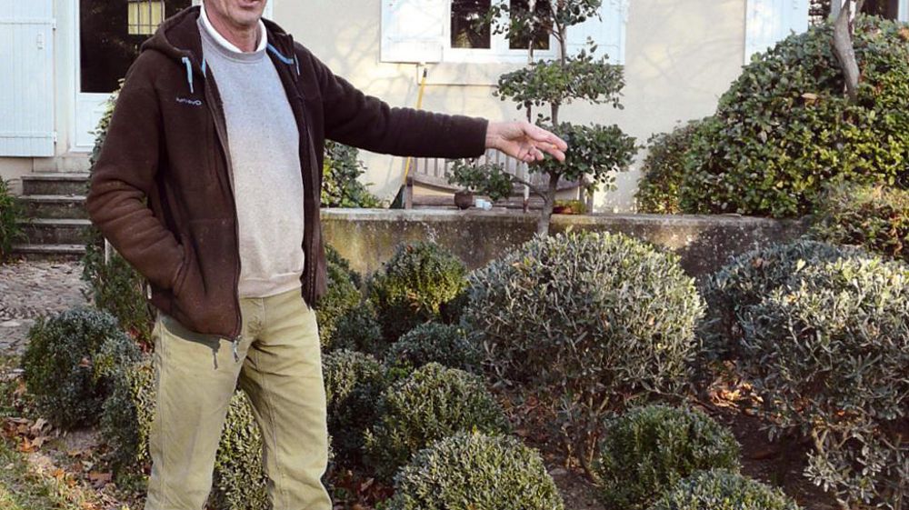 Paysagiste à Carpentras (84), Bruno Collado avoue ne plus utiliser les végétaux de la même façon grâce à Anthony Paul. Il élabore des massifs plus sobres et utilise une palette végétale plus restreinte. Paysagiste à Carpentras (84), Bruno Collado avoue ne plus utiliser les végétaux de la même façon grâce à Anthony Paul. Il élabore des massifs plus sobres et utilise une palette végétale plus restreinte.