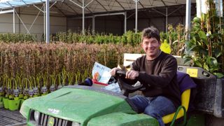 Xavier Lavedeau a réfléchi avec la Caahmro à chaque détail de son nouvel abri, pour que les tablettes de culture s'y adaptent parfaitement, mais aussi pour que le travail, l'irrigation ou les câblages soient optimisés.