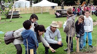 Pour Franck Coutant, paysagiste au SEVE de Nantes (au centre), les « Stations gourmandes » (ici le square Daviais) servent de support à des ateliers pour enfants et des visites pour adultes.PHOTO : VILLE DE NANTES