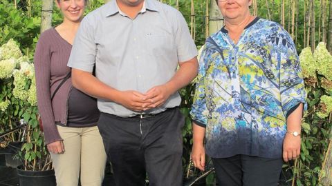 Joanna (ici à droite) et Bronisław Szmit dirigent la pépinière avec leur fils Bronisław Jan Szmit et sa femme Urszula.PHOTO : VALÉRIE VIDRIL