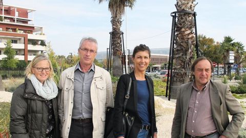 De gauche à droite : Marjorie Jan, responsable du bureau études travaux neufs, Daniel Légal, responsable du secteur entretien, Évelyne Bordes, conseillère municipale aux parcs et jardins, et Christian Guigue, directeur, veillent sur les espaces verts de Nîmes (30).PHOTO : PASCAL FAYOLLE