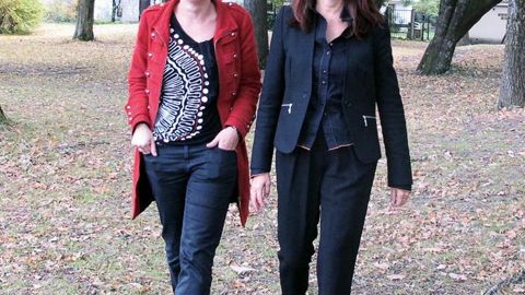 Pour Élisabeth Fournier (à droite), coordinatrice nature et paysage à Bordeaux Métropole, et Marie Combrié, chef du centre de gestion de l'espace public du pôle territorial ouest de Bordeaux Métropole, l'écolabellisation a conforté des pratiques de gestion mises en place dès 2002.