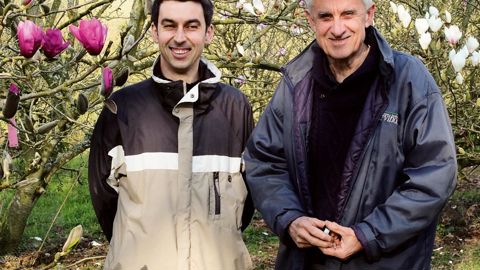 De gauche à droite, Yves-Marie et Alain Stervinou. Tous deux accueilleront au printemps 2018 leurs collègues de l'International Camellia Society, en visite à l'occasion du congrès de Nantes (44).PHOTO : I. CORDIER