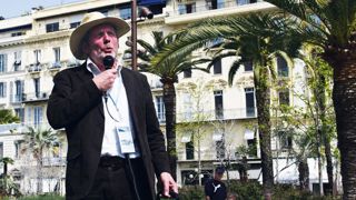 « Le projet s'est appuyé sur une ligne directrice très simple, celle de recréer un lien entre le théâtre et la mer au travers d'une promenade, avec comme fil conducteur le fleuve Paillon, et une ode à la diversité végétale », souligne le concepteur paysagiste Michel Péna.