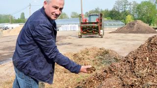 La moitié des paillages est effectuée avec du broyat « maison », fabriqué par l'équipe d'élagage. Daniel Stives, responsable du service des espaces verts, mise sur cette ressource pour diminuer le coût du paillage.