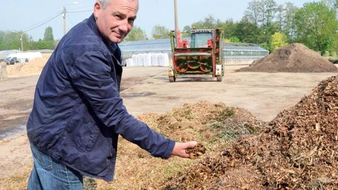La moitié des paillages est effectuée avec du broyat « maison », fabriqué par l'équipe d'élagage. Daniel Stives, responsable du service des espaces verts, mise sur cette ressource pour diminuer le coût du paillage.