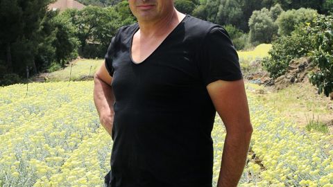 Thierry Abeille est l'un des quatre horticulteurs de Carqueiranne (83) à avoir relancé la culture de l'immortelle pour répondre à la demande de L'Occitane.PHOTO : VALÉRIE VIDRIL