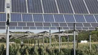 L'installation des panneaux solaires au sol suscite la farouche opposiiton de la Confédération paysanne et de Jeunes agriculteurs. L'installation des panneaux solaires au sol suscite la farouche opposiiton de la Confédération paysanne et de Jeunes agriculteurs.