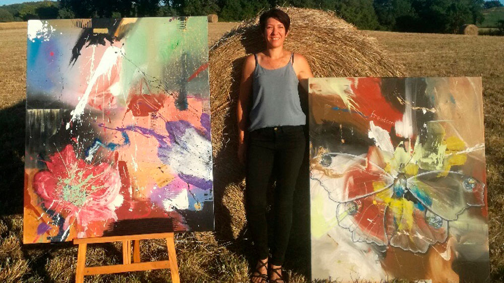 Lénaïc Blard-Madillac, agricultrice et artiste-peintre, veut amener la peinture partout où on ne l'attend pas.