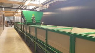 La machine s'étend sur 25 m de longueur. La trémie les parcourt pour épandre la matière dans les bacs ou des millions de vers de terrre la transforment en lombricompost. La machine s'étend sur 25 m de longueur. La trémie les parcourt pour épandre la matière dans les bacs ou des millions de vers de terrre la transforment en lombricompost.