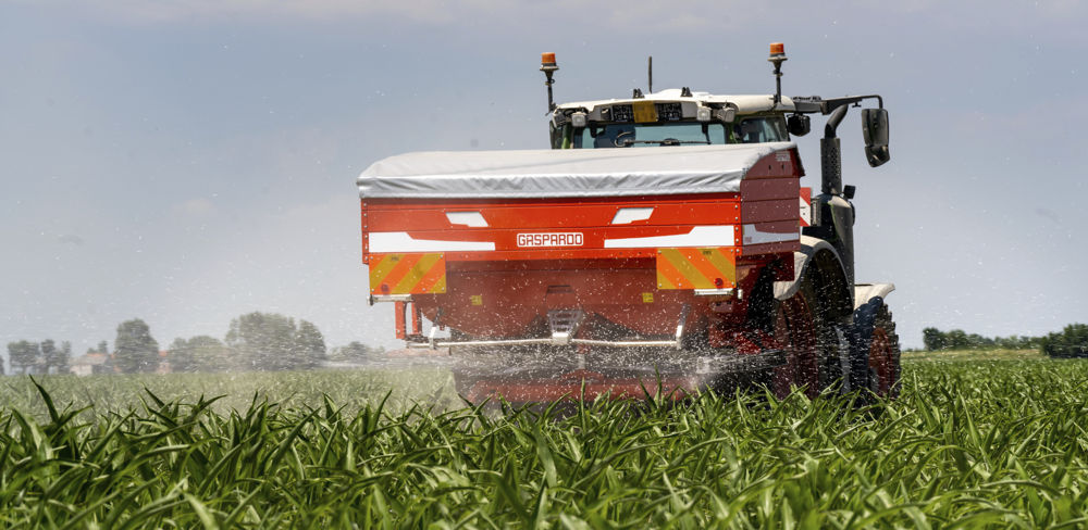 Le distributeur d'engrais Primo EWH Exclusive de Maschio-Gaspardo est entraîné par l hydraulique du tracteur. Le distributeur d'engrais Primo EWH Exclusive de Maschio-Gaspardo est entraîné par l hydraulique du tracteur.