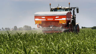 Le distributeur d'engrais Primo EWH Exclusive de Maschio-Gaspardo est entraîné par l hydraulique du tracteur. Le distributeur d'engrais Primo EWH Exclusive de Maschio-Gaspardo est entraîné par l hydraulique du tracteur.