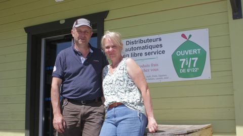 Ancienne aide soignante, Elise Costille a rejoint son mari Didier sur lexploitation et soccupe entre autres de la vente directe à la ferme et assure les permanences au magasin de producteurs. Ancienne aide soignante, Elise Costille a rejoint son mari Didier sur lexploitation et soccupe entre autres de la vente directe à la ferme et assure les permanences au magasin de producteurs.