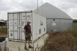 Le microméthaniseur de Jean-Marie Merceron et ses fils demande peu de main d'œuvre. Le digesteur de 300 m3 est alimenté presque exclusivement par le lisier des 120 vaches laitières. Le microméthaniseur de Jean-Marie Merceron et ses fils demande peu de main d'œuvre. Le digesteur de 300 m3 est alimenté presque exclusivement par le lisier des 120 vaches laitières.