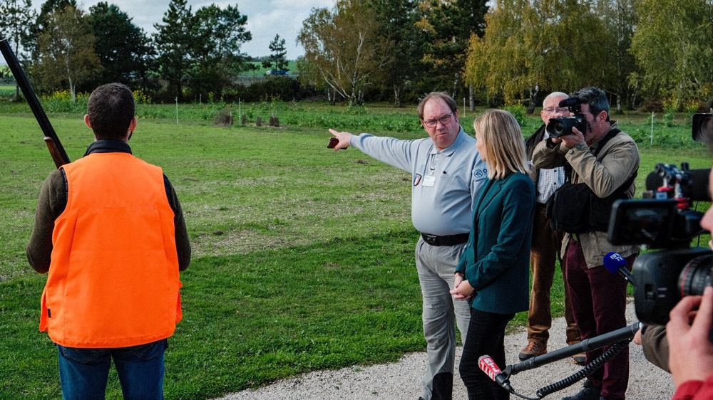 En déplacement dans la Marne, Bérangère Couillard,  secrétaire d'État à l'Écologie a affiché son souhait d'une " réflexion " sur le sujet de la sécurité En déplacement dans la Marne, Bérangère Couillard,  secrétaire d'État à l'Écologie a affiché son souhait d'une " réflexion " sur le sujet de la sécurité