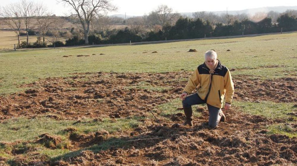 Les dégâts obligent Philippe Faure à passer de longues heures à remettre en état ses prairies. © C. Penet