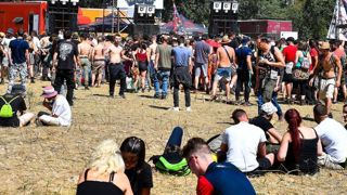 L’éleveuse Véronique Grot avait dû faire face à 8 000 fêtards en 2017. © PhotoPQR/Journal du Centre/MaxPPP L’éleveuse Véronique Grot avait dû faire face à 8 000 fêtards en 2017. © PhotoPQR/Journal du Centre/MaxPPP