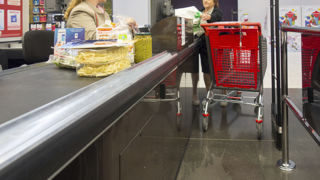 +0,17 %, c'est l'inflation attribuée aux mécanismes de relèvement du seuil de revente à perte et d'encadrement des promotions entre mars 2019 et février 2020. +0,17 %, c'est l'inflation attribuée aux mécanismes de relèvement du seuil de revente à perte et d'encadrement des promotions entre mars 2019 et février 2020.