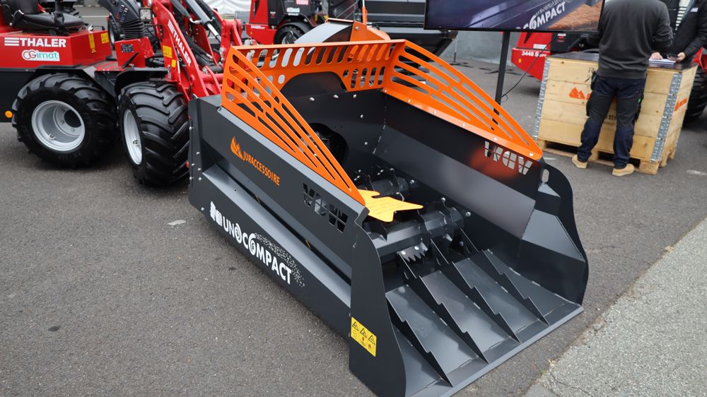 Juraccessoire : Une pailleuse étroite pour logettes