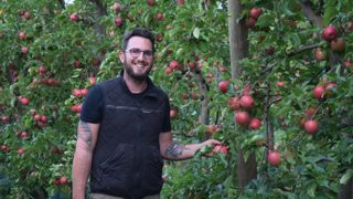 Camille Proust – ici photographié le 2 novembre dans une parcelle de Pink-lady – a gravi tous les échelons du salariat  avant de reprendre l’EARL des Côteaux en 2019.