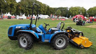 Le tracteur présenté ici sous la marque BCS (modèle Spirit 70) combine un châssis articulé et des roues avant directrices autorisant un rayon de braquage très réduit.