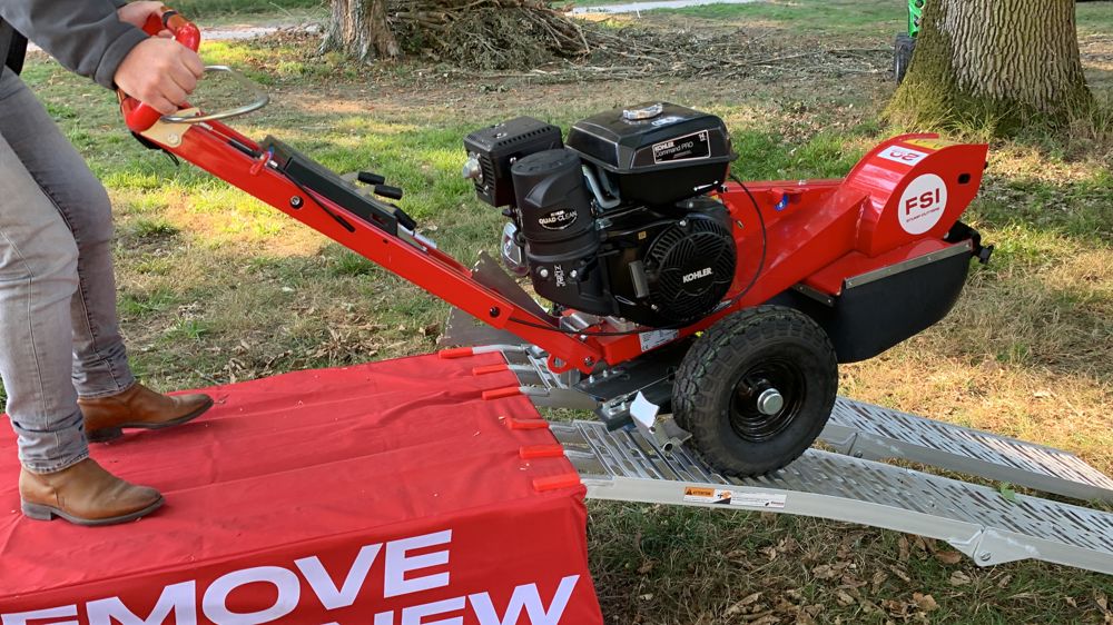 La marche arrière en crabe réduit l’effort à fournir pour charger la machine sur des rampes.